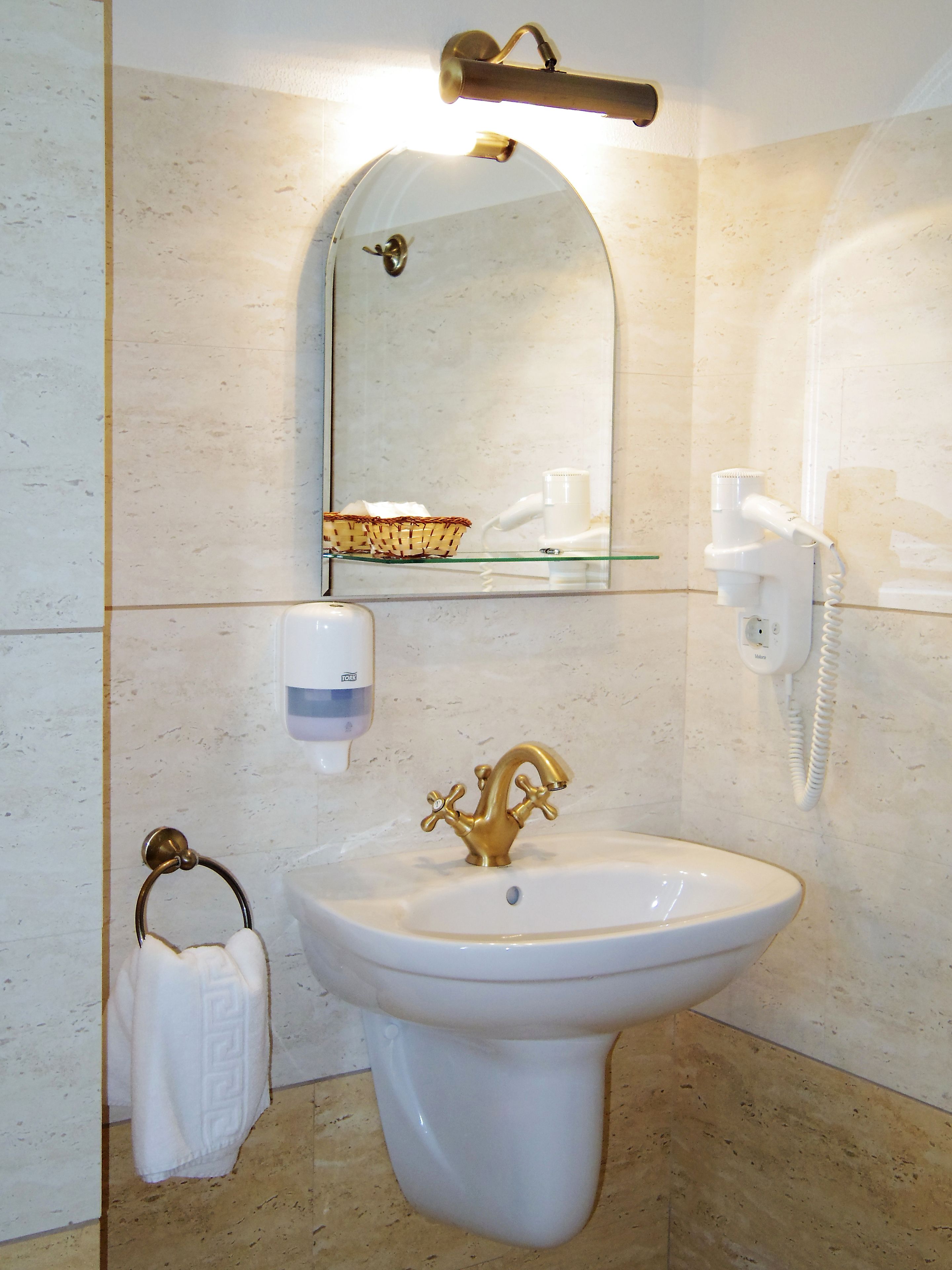 suite, 2 bedrooms | bathroom sink