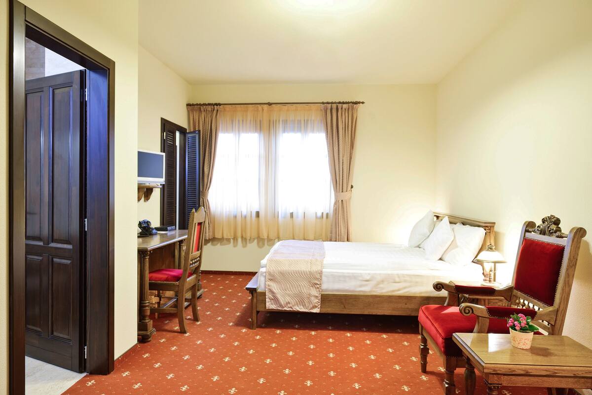 Standard Double Room | Peralatan tempat tidur premium, bar mini, peti besi dalam bilik, meja