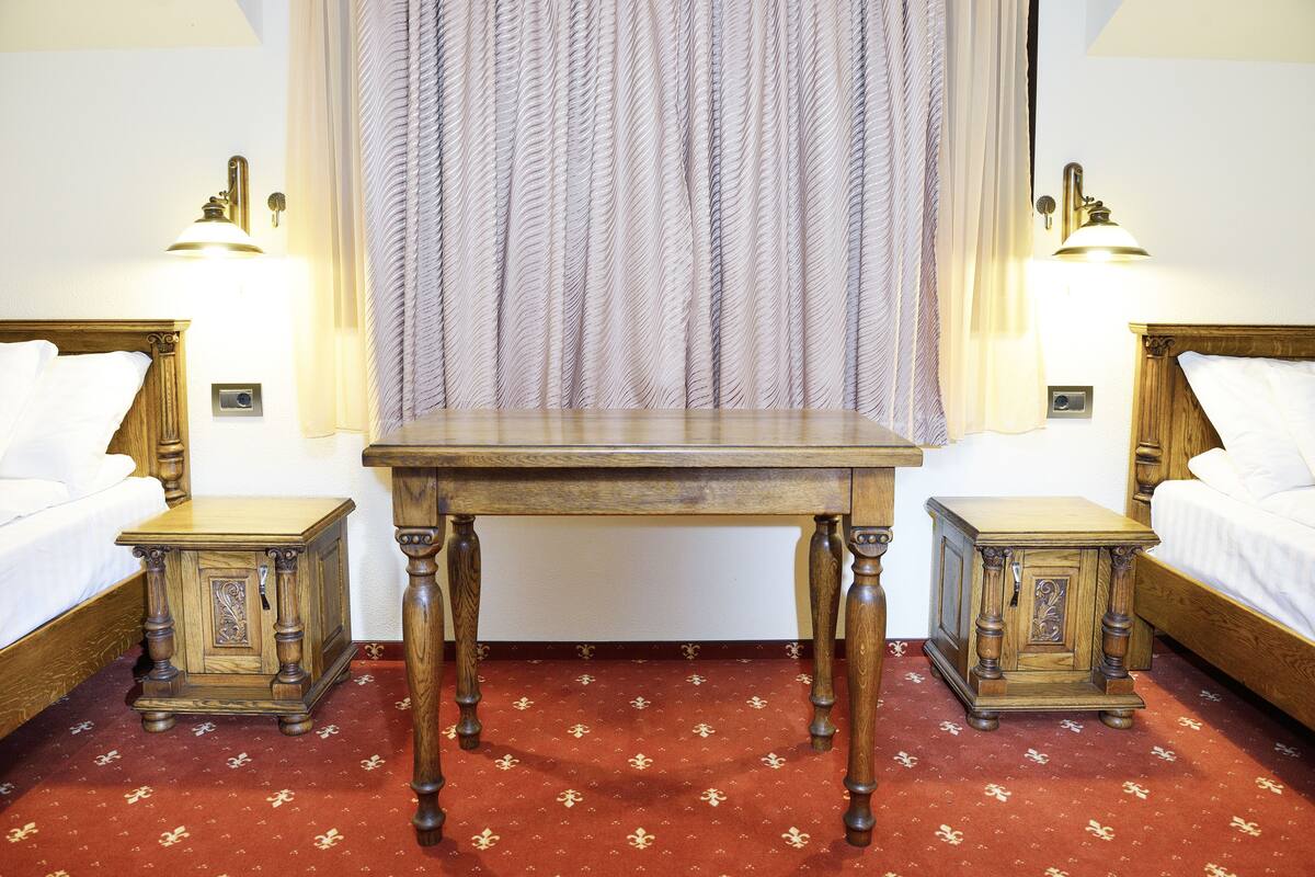 Standard Twin Room | Peralatan tempat tidur premium, bar mini, peti besi dalam bilik, meja