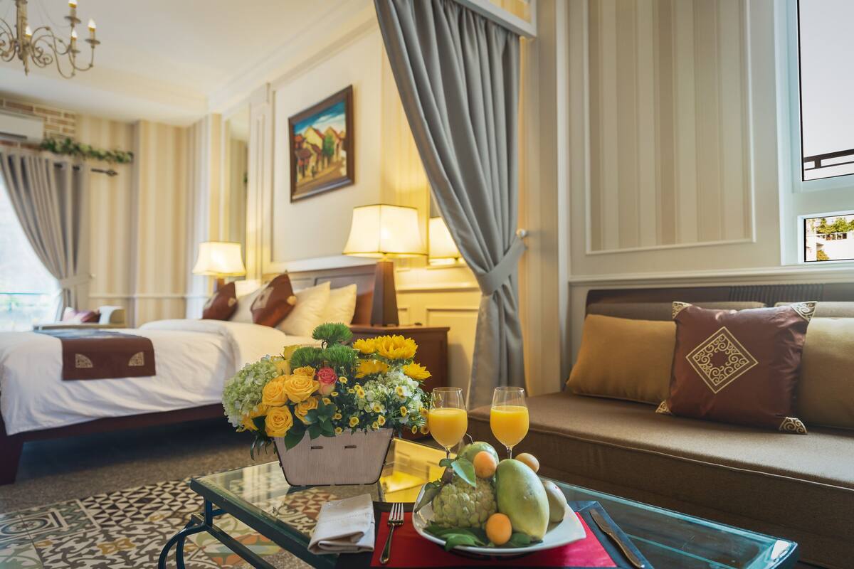 ห้องเอ็กเซกคิวทีฟสวีท | ผ้าปูที่นอน Frette จากอิตาลี, เครื่องนอนระดับพรีเมียม, ผ้านวมขนเป็ด