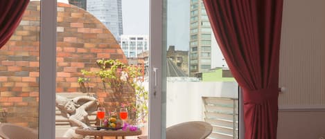 Suite Eksekutif (with Sundeck City View) | 1 kamar tidur, seprai Frette Italia, dan seprai premium