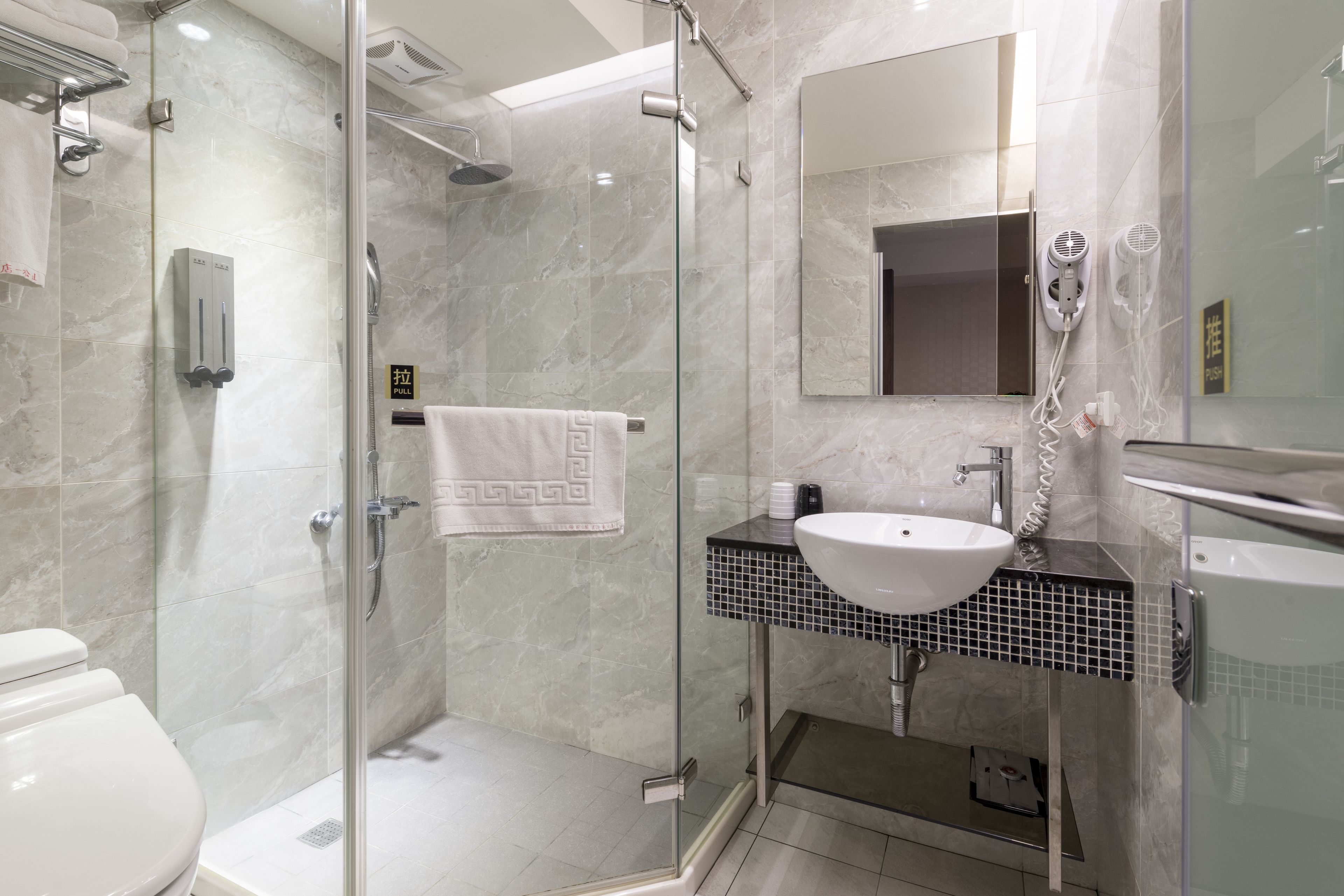 Business Twin Room, 2 Twin Beds | Bathroom | Free toiletries, hair dryer, slippers, towels