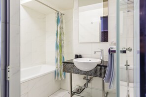 Articles de toilette (gratuits), séchoir à cheveux, pantoufles