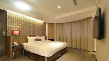 Desk, blackout curtains, soundproofing, free WiFi