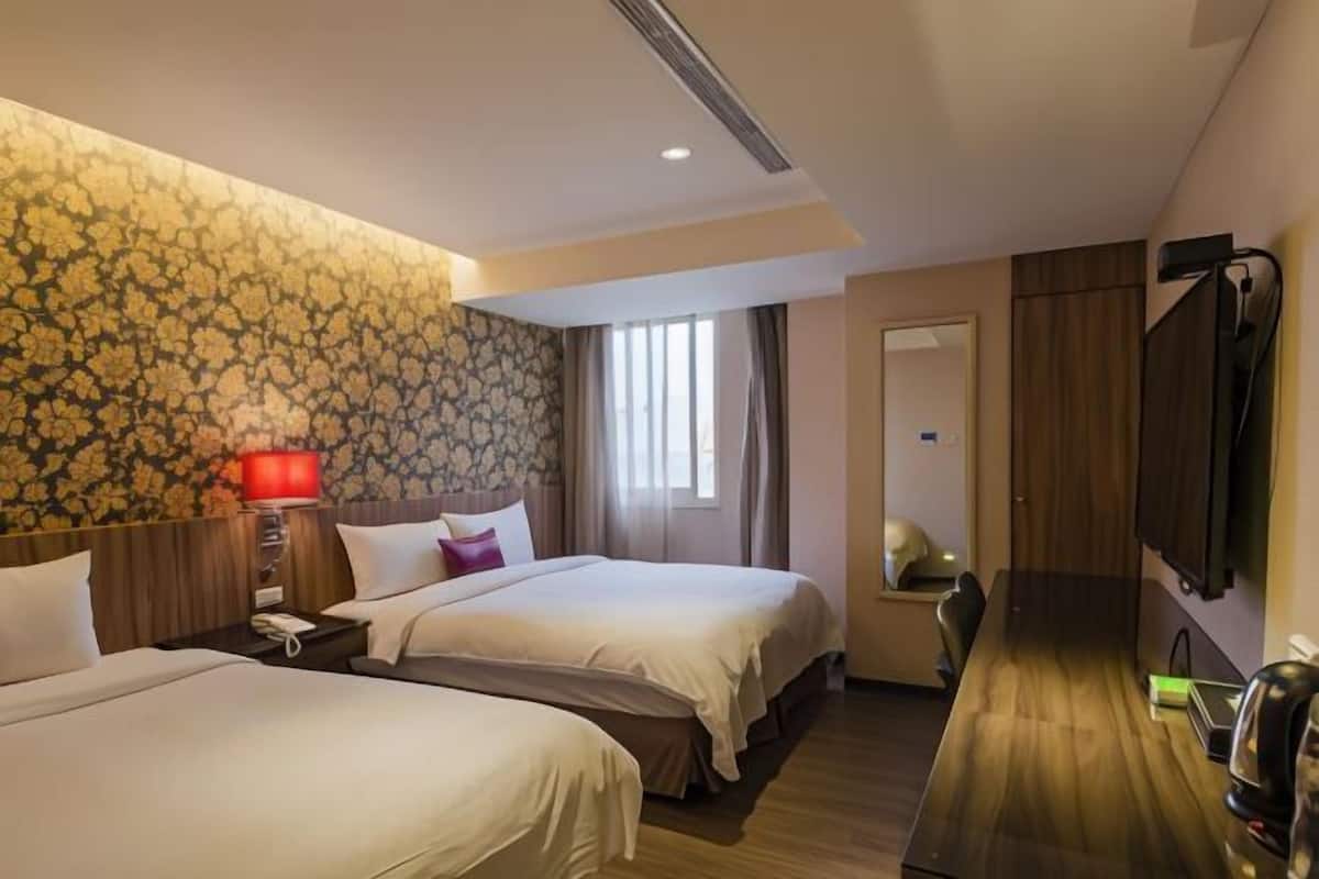 Escritorio, cortinas blackout, insonorización y wifi gratis