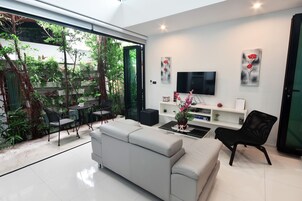 2 Bedroom Royal Villa | In-room dining