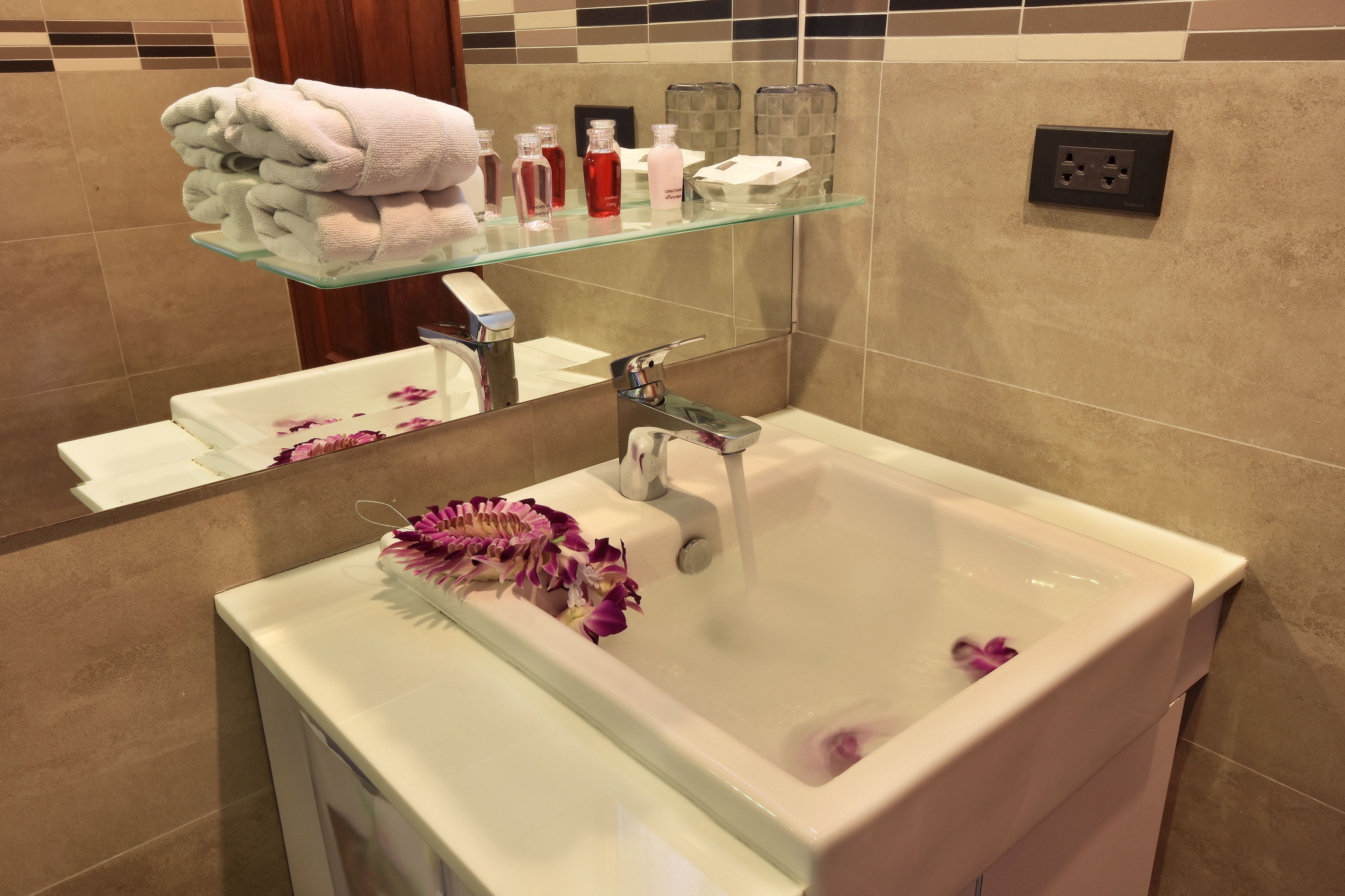 shower, rainfall showerhead, free toiletries, hair dryer