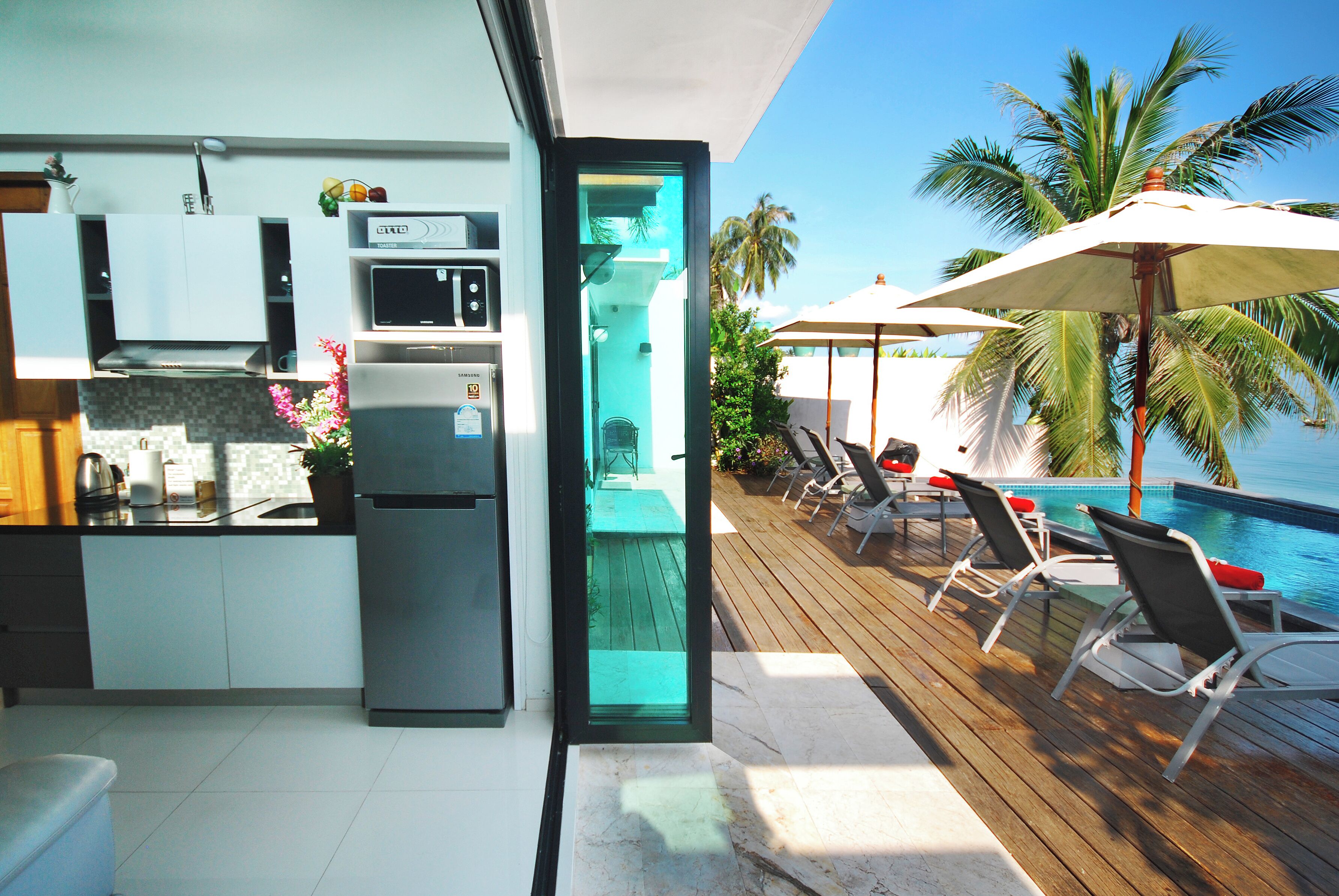 2 Bedroom Beach Front Villa | Värdeförvaringsskåp på rummet, skrivbord och mörkläggningsgardiner