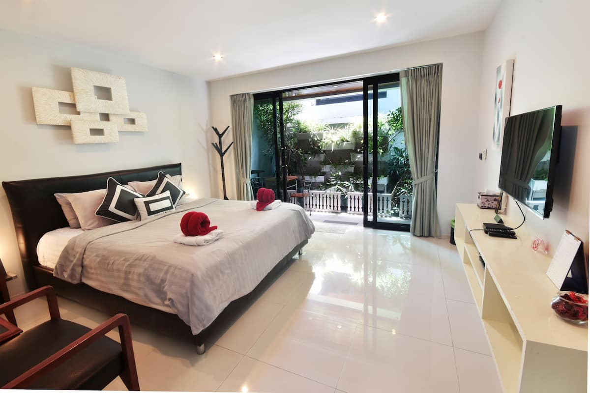 Grand Deluxe Double Room | In-room safe, desk, blackout drapes, soundproofing