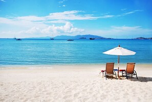 On the beach, sun-loungers, beach umbrellas, beach towels - Villa Labaron (Koh Samui)