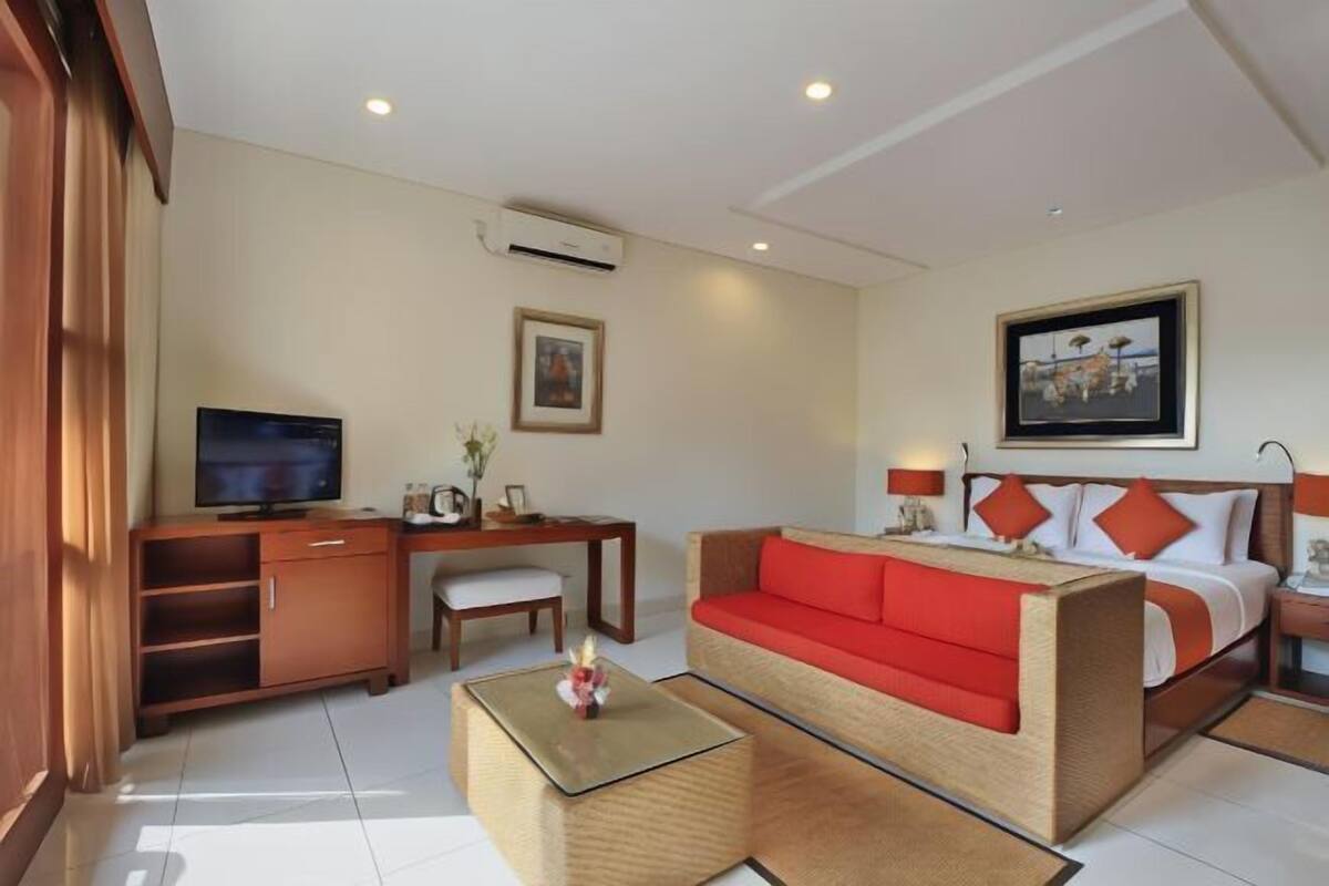 Premium bedding, minibar, in-room safe, desk