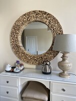 Escritorio, cunas gratuitas, camas plegables/adicionales y wifi gratis 