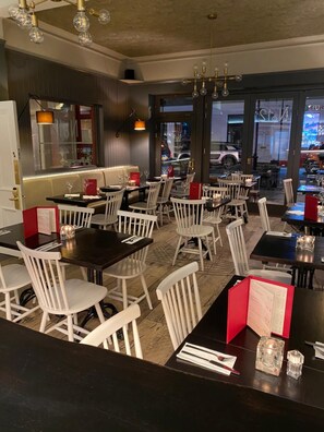 Petit déjeuner, déjeuner et dßner servis sur place