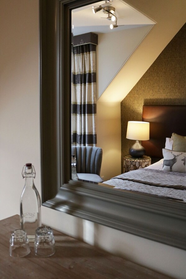 Bàn, nôi (giường cho trẻ sơ sinh) miễn phí, giường gấp/giường phụ 