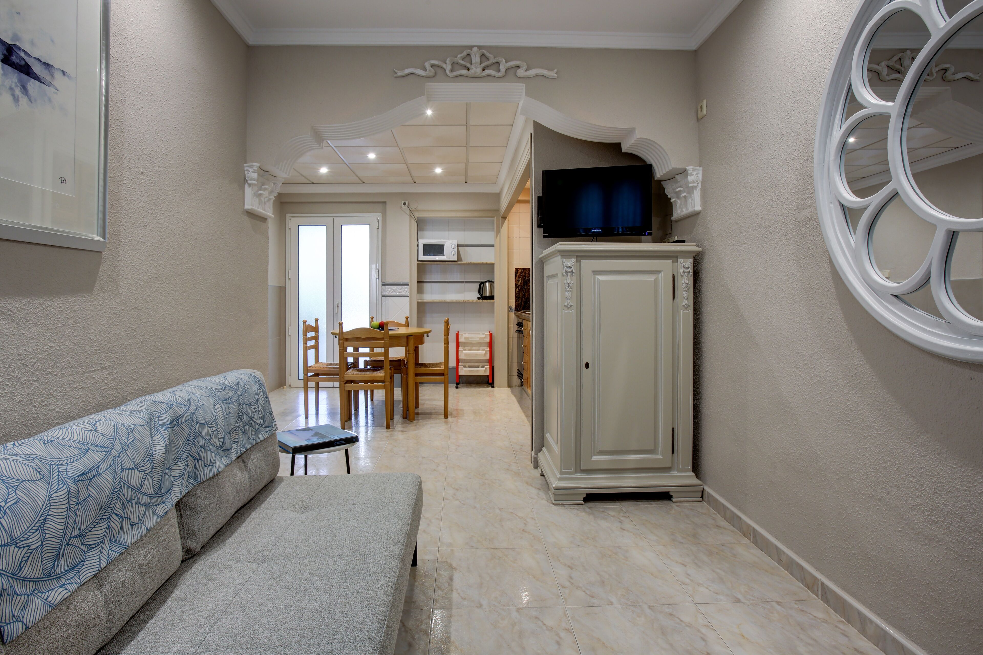 bungalow confort | living area | 43-inch flat-screen tv with satellite channels, tv