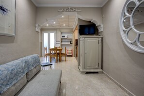 Bungalow Confort | Área de sala de estar | Televisión de pantalla plana de 43 pulgadas con canales vía satélite 