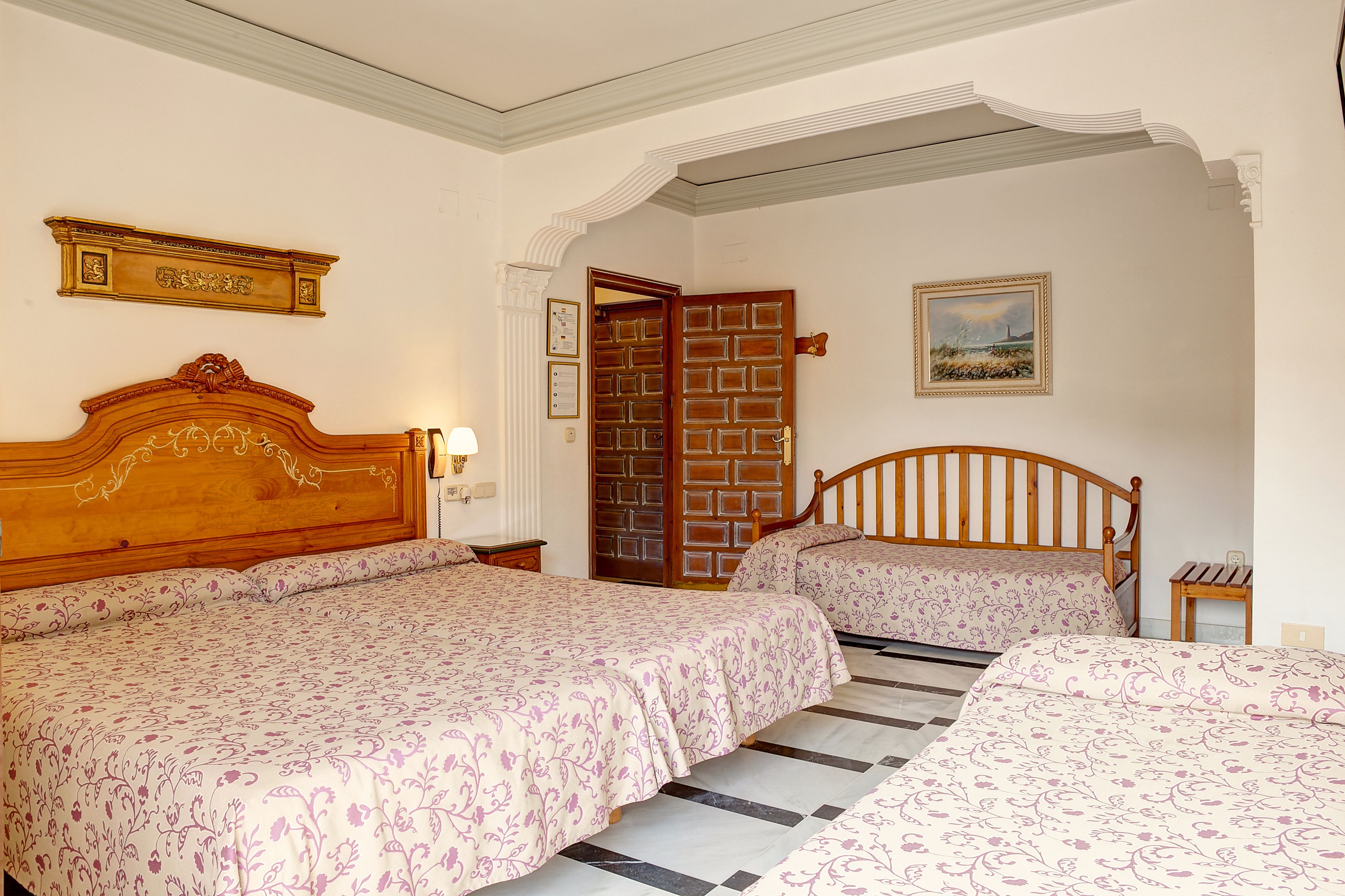 habitación superior familiar | in-room safe, desk, iron/ironing board, free wifi