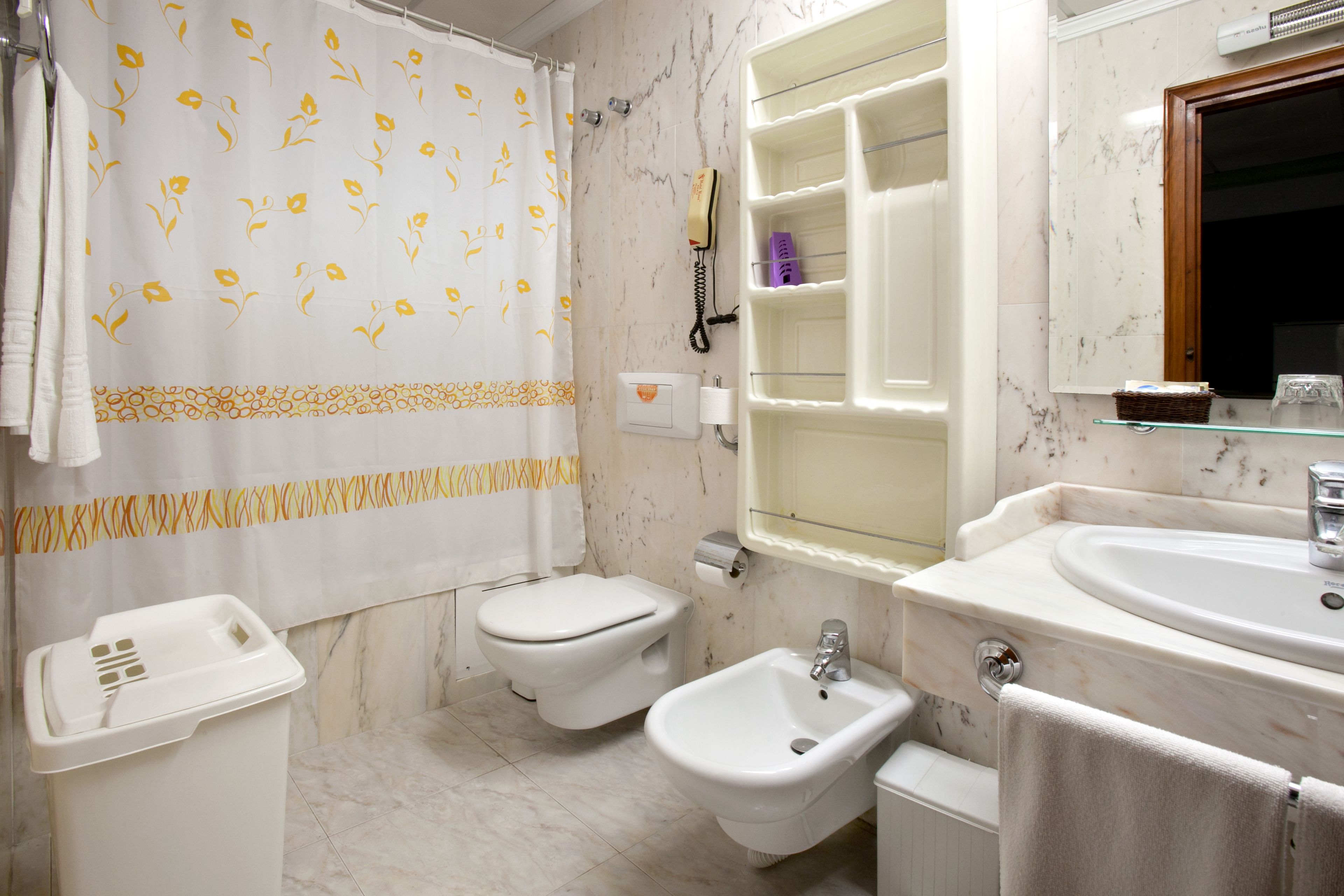 bungalow confort | bathroom | hair dryer, towels, soap, shampoo