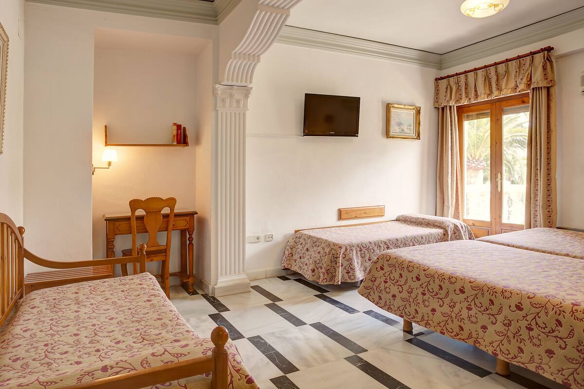 habitación superior familiar | in-room safe, desk, iron/ironing board, free wifi