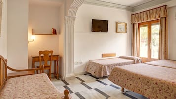 Habitación superior Familiar | 1 bedroom, in-room safe, desk, iron/ironing board