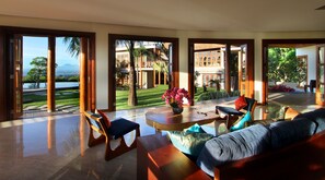 32-tums platt-tv med satellitkanaler, LCD-tv och dvd-spelare