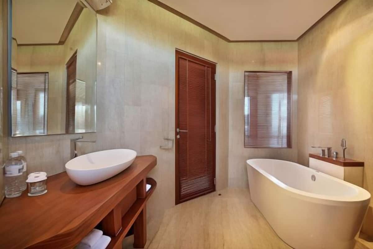Bathroom | Separate bathtub and shower, rainfall showerhead, free toiletries