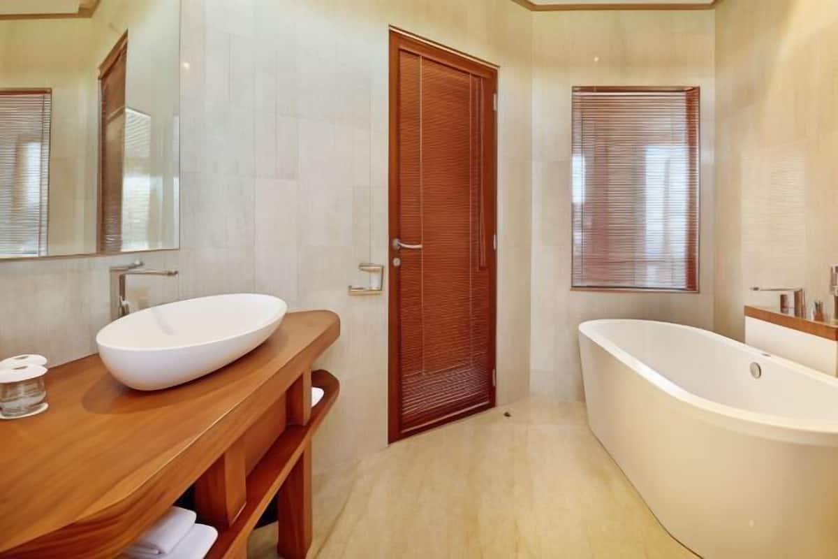 Bathroom | Separate bathtub and shower, rainfall showerhead, free toiletries
