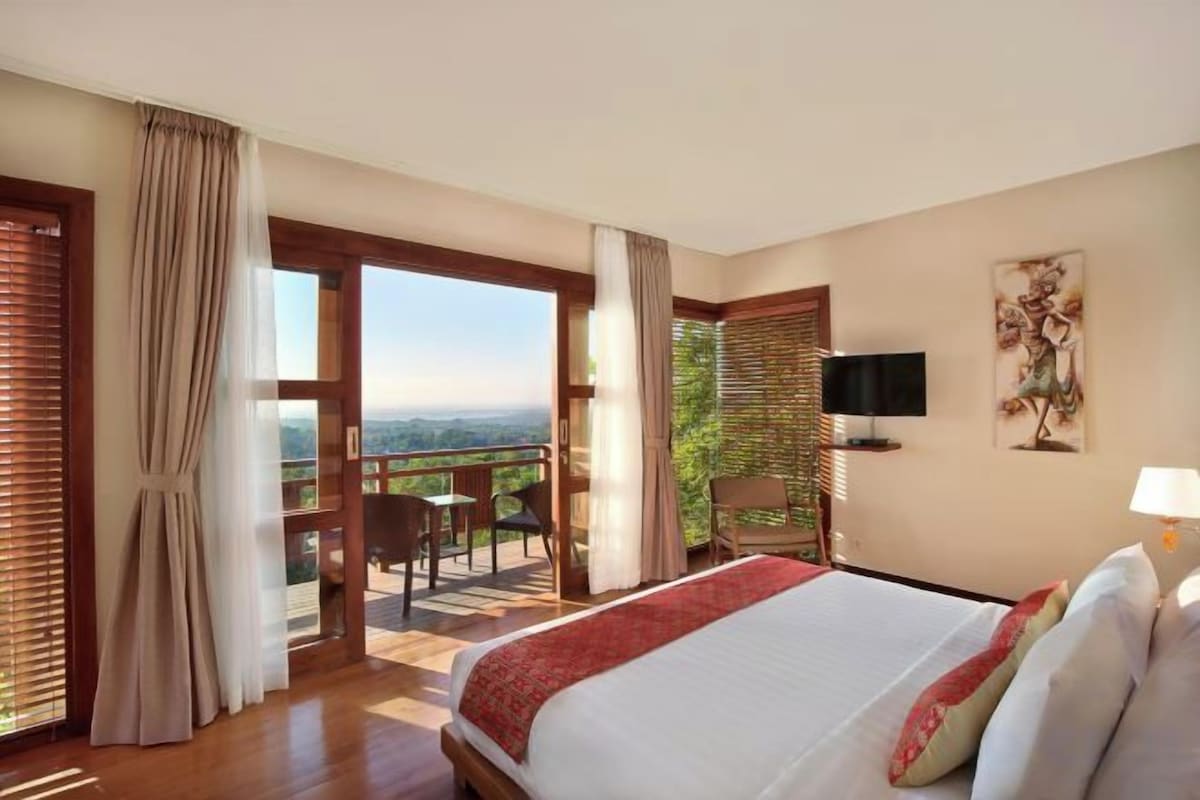 Premium bedding, in-room safe, desk, laptop workspace