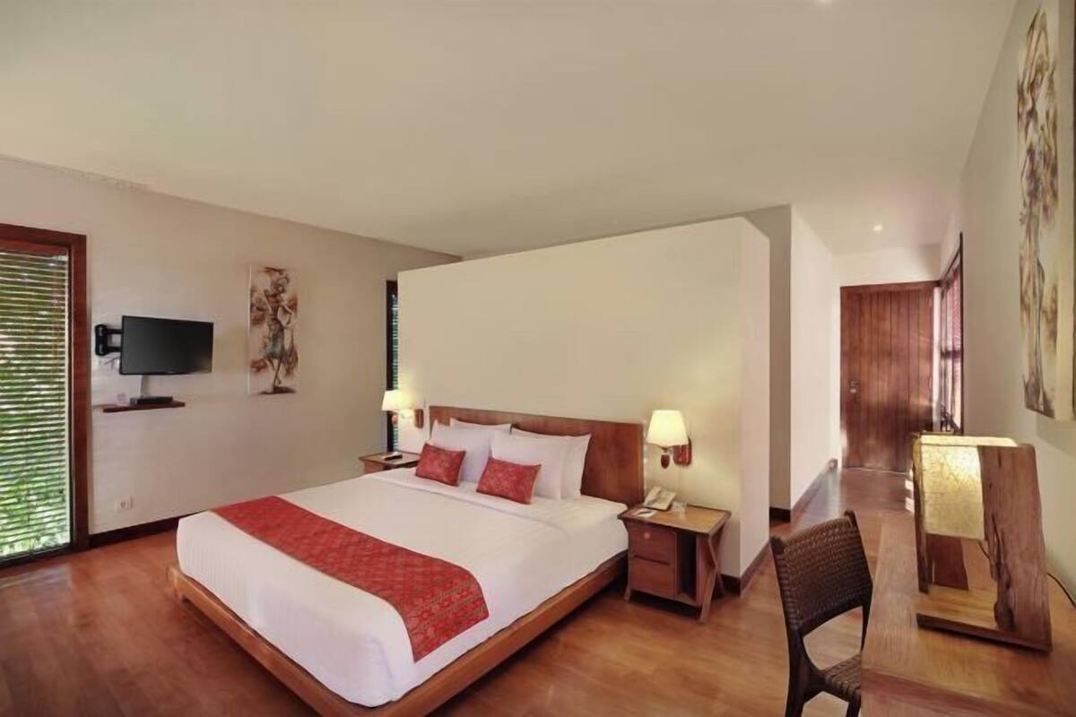 Premium bedding, in-room safe, desk, laptop workspace