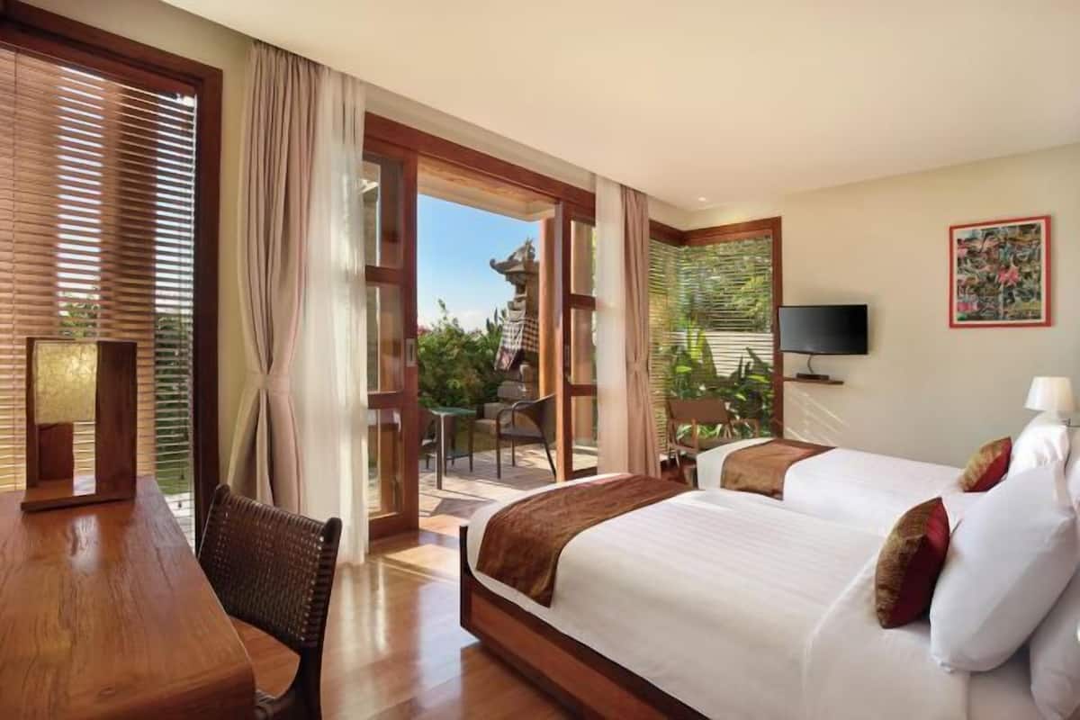 Premium bedding, in-room safe, desk, laptop workspace