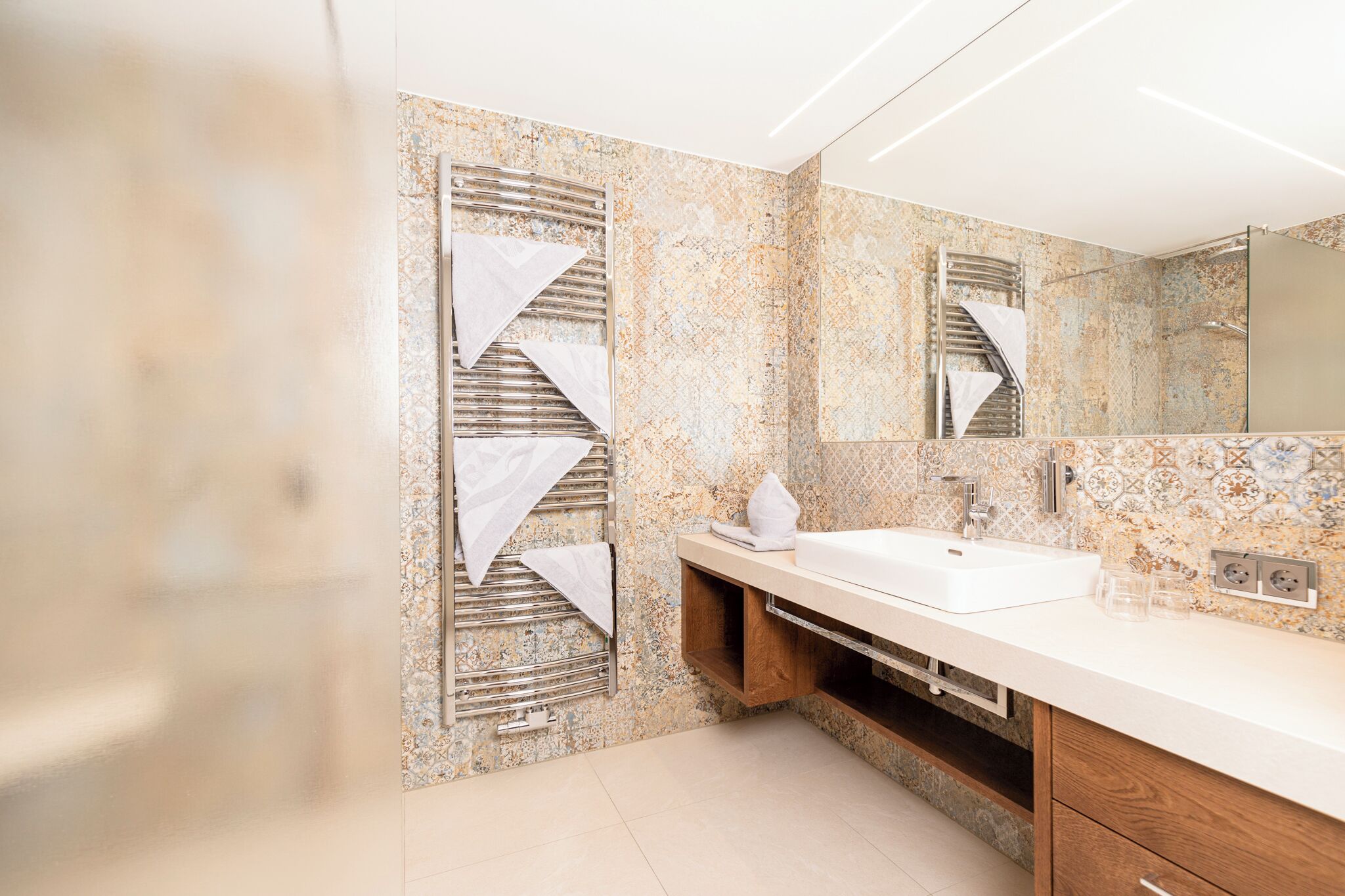 junior suite, balcony, mountain view | bathroom | free toiletries, hair dryer, bathrobes, towels