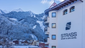 Ein Hotel mit Bergblick, Balkonen und einem Logo.