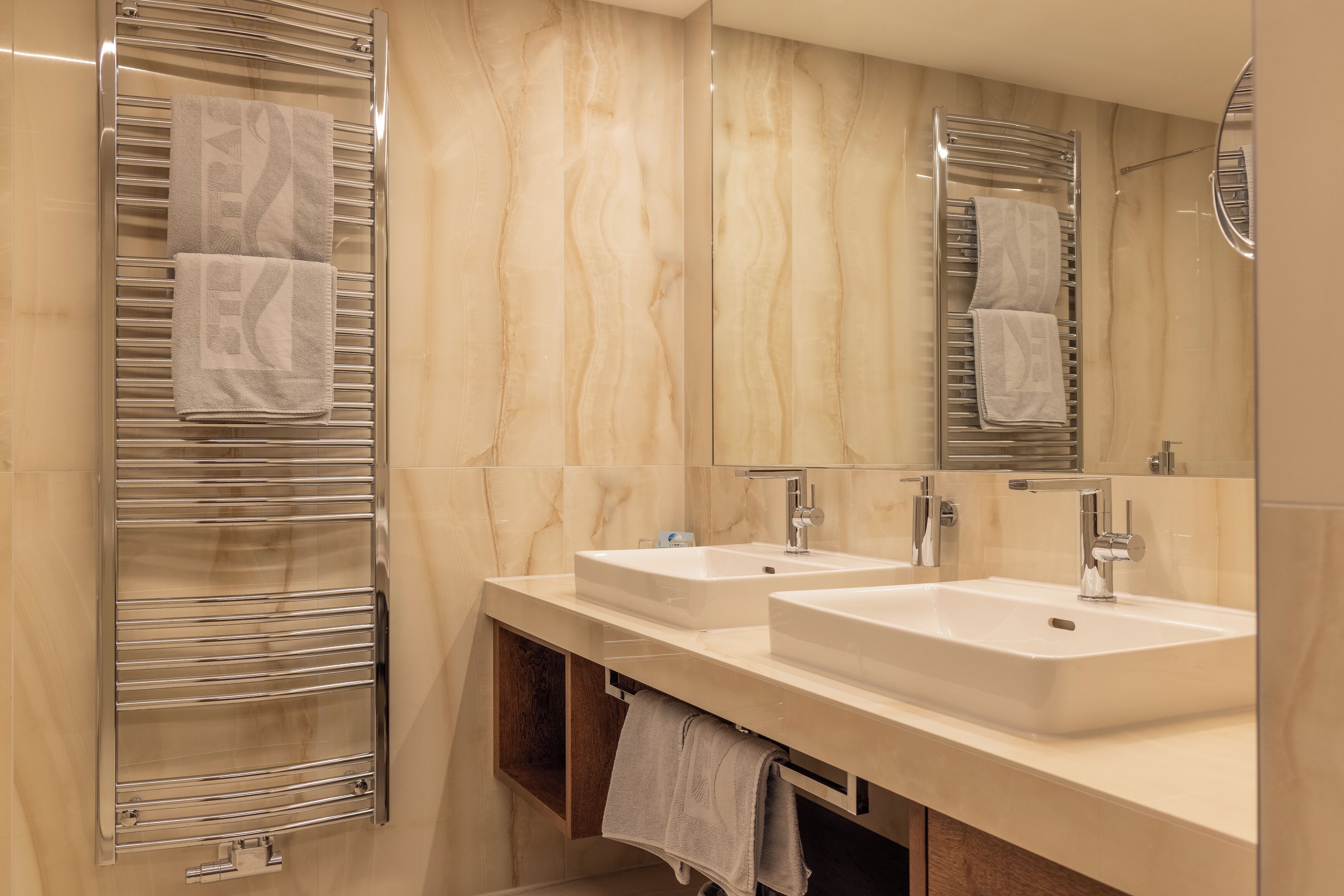 deluxe double room, balcony | bathroom | free toiletries, hair dryer, bathrobes, towels