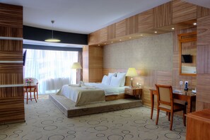 Suite junior, vistas a la ciudad | Minibar, caja fuerte, escritorio y sistema de insonorización