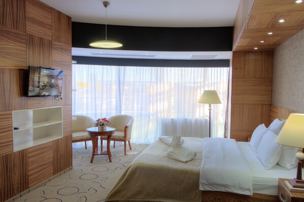 Junior Suite, City View | Minibar, in-room safe, desk, soundproofing - Oltenia Hotel (Craiova)
