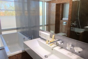 Junior Suite, City View | Bilik Mandi | Hulu semburan mandi hujan, kelengkapan dandanan diri percuma 
