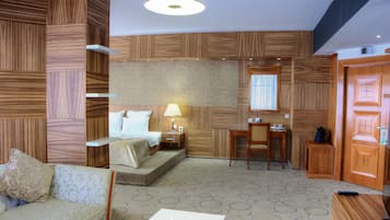 Suite Junior, vue ville | Minibar, coffres-forts dans les chambres, bureau, chambres insonorisées