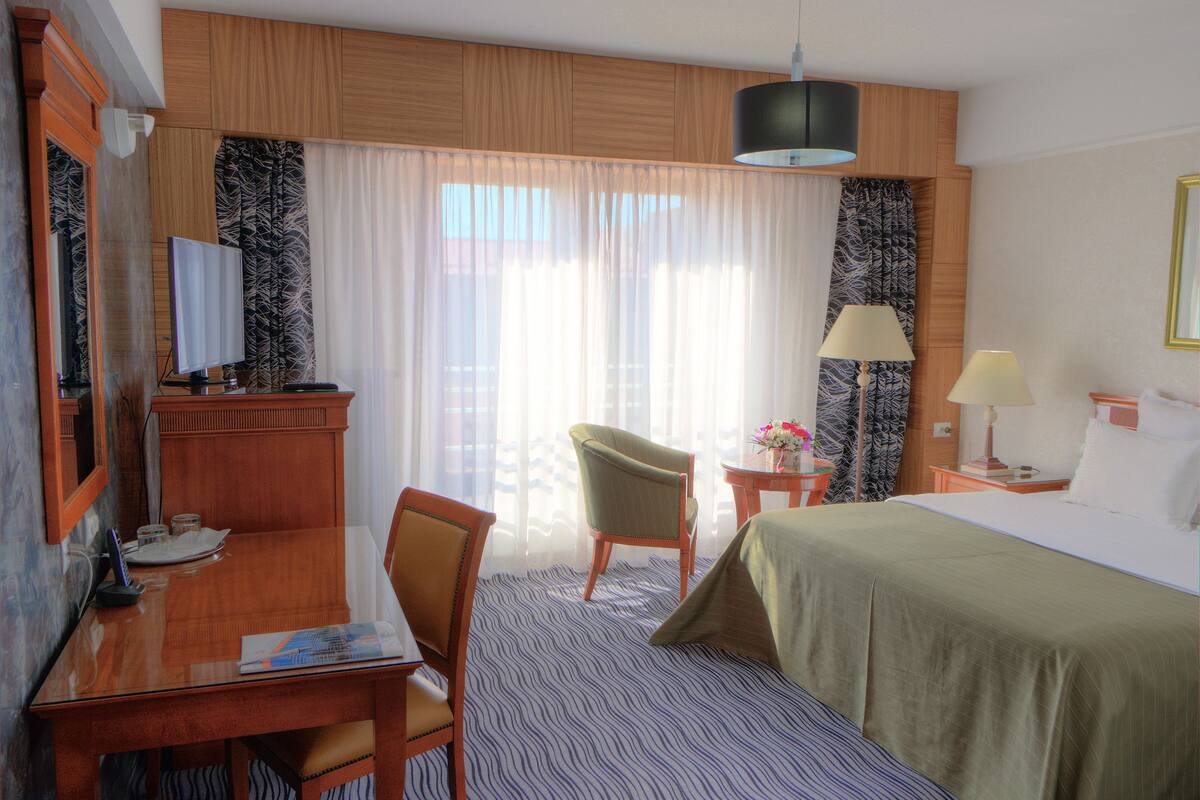 Quarto casal clássico | Frigobar, cofres nos quartos, escrivaninha, quartos à prova de som