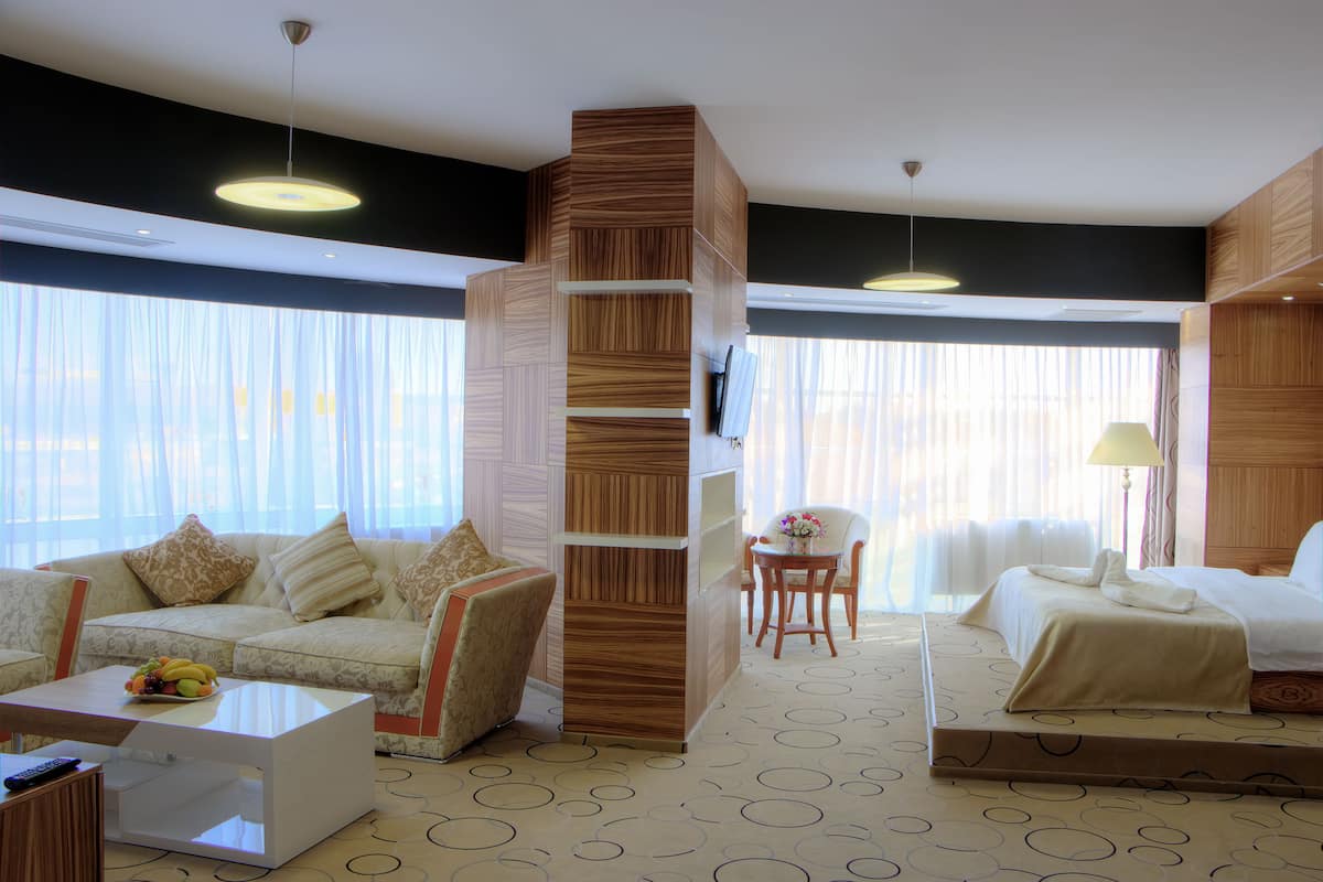 Minibar, caja de seguridad en la habitación y escritorio