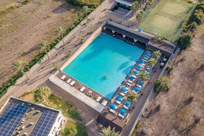 Piscine extérieure en saison