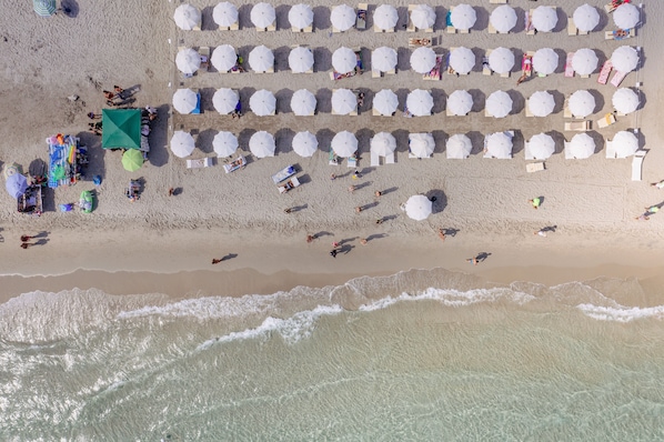 Plage privée à proximité, chaise longue, parasol