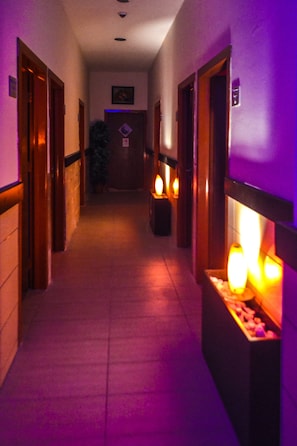 Salas de tratamiento para parejas, un sauna, una bañera de hidromasaje