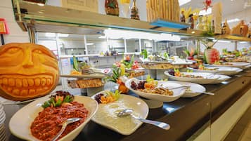 3 restaurants; breakfast, lunch, and dinner served