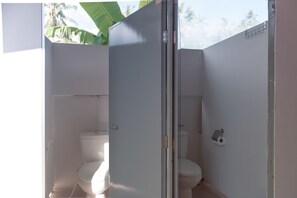 Mixed Dorm -20 Beds | Bathroom | Shower, hair dryer - Plan B Hotel - Hostel (Ko Pha-ngan)