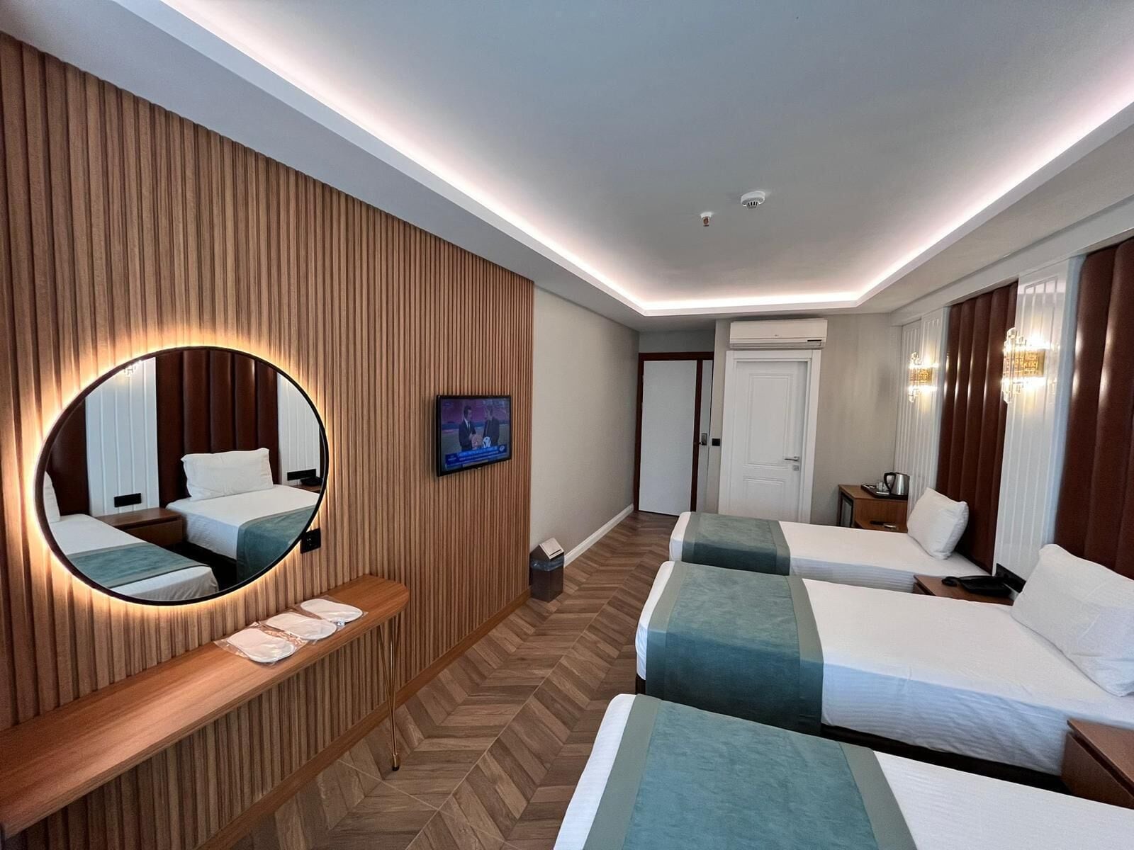 أغطية فراش متميزة وميني  بار وخزنة داخل الغرفة وبديكورات فريدة لكل غرفة