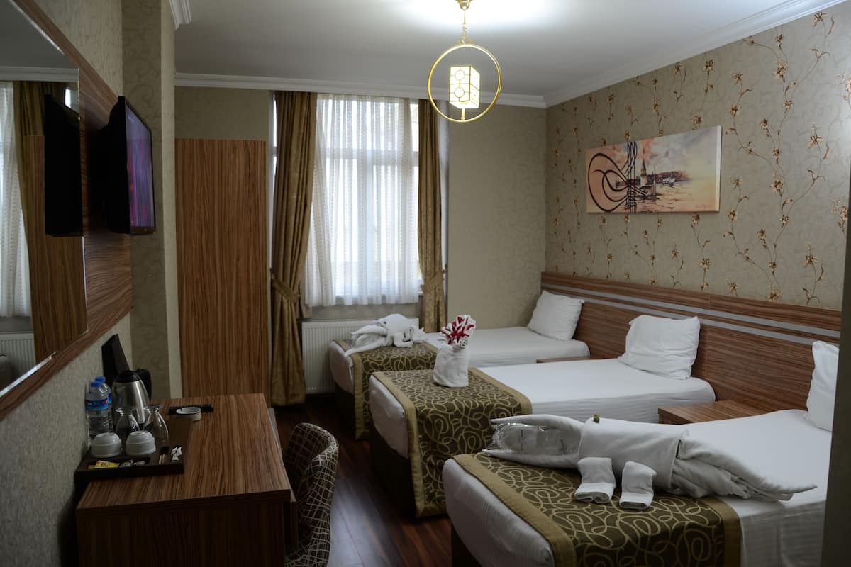 Driepersoonskamer | 1 slaapkamer, luxe beddengoed, een minibar, een kluis op de kamer