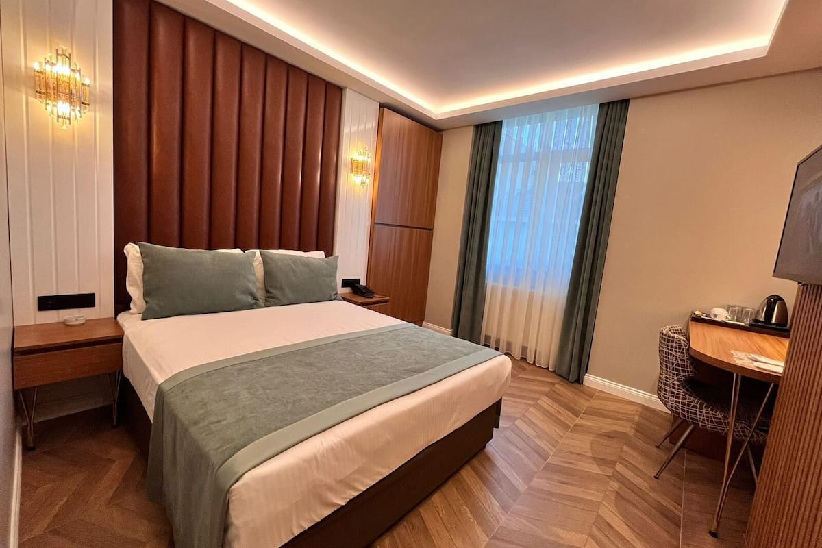 Luxe beddengoed, een minibar, een kluis op de kamer