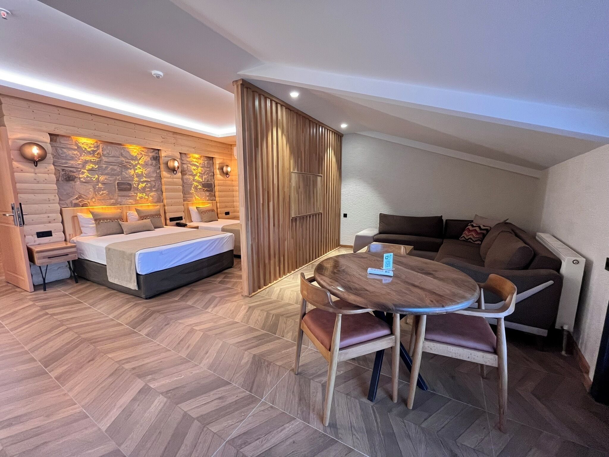 Deluxe Suite | Premium bedding, minibar, in-room safe, individually decorated