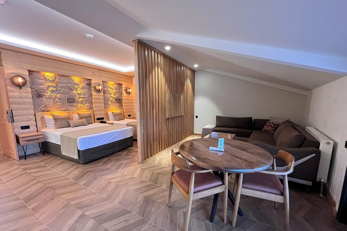 Deluxe suite | Luxe beddengoed, een minibar, een kluis op de kamer