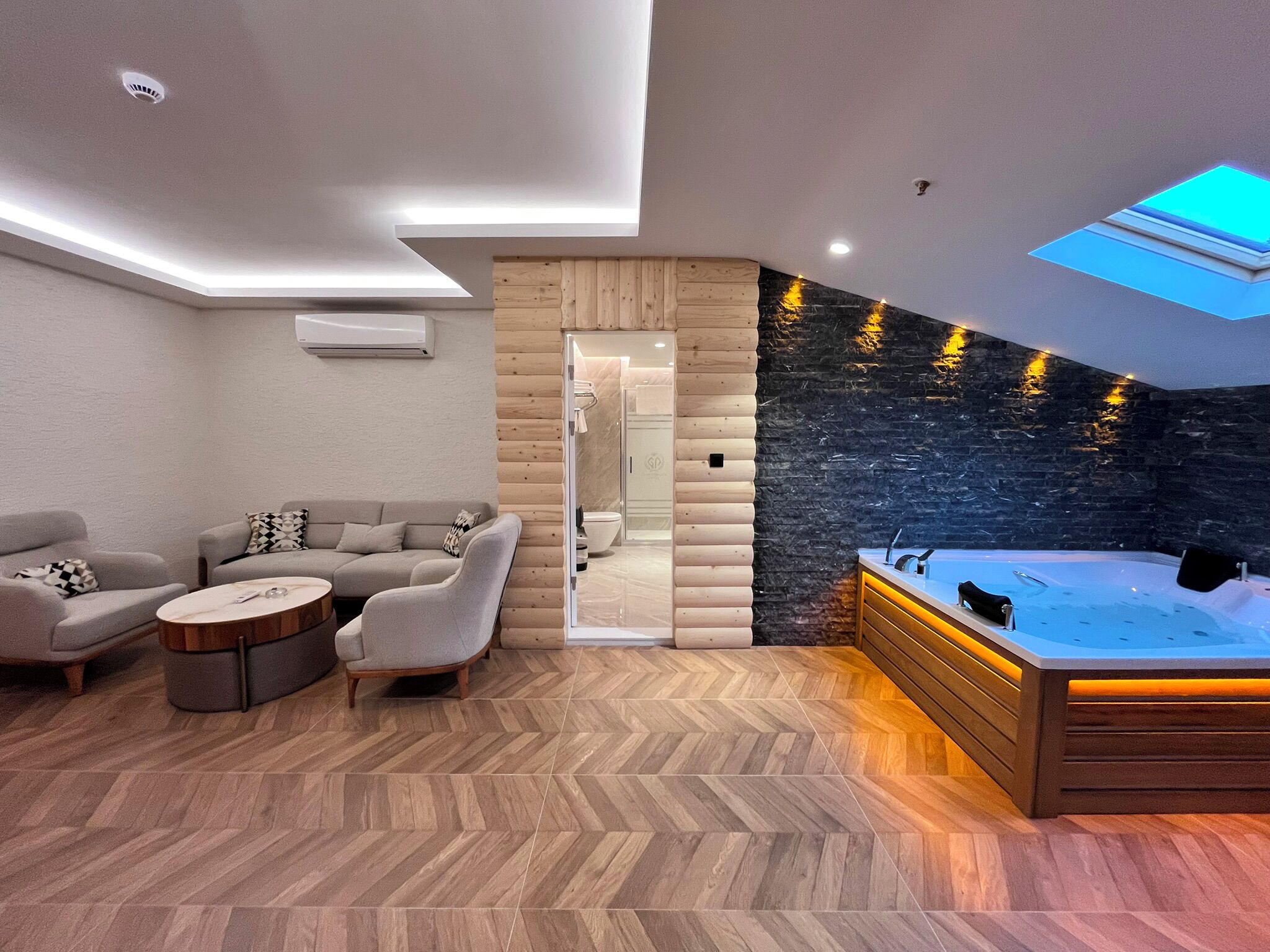 Habitación empresarial | Ropa de cama de alta calidad y minibar 